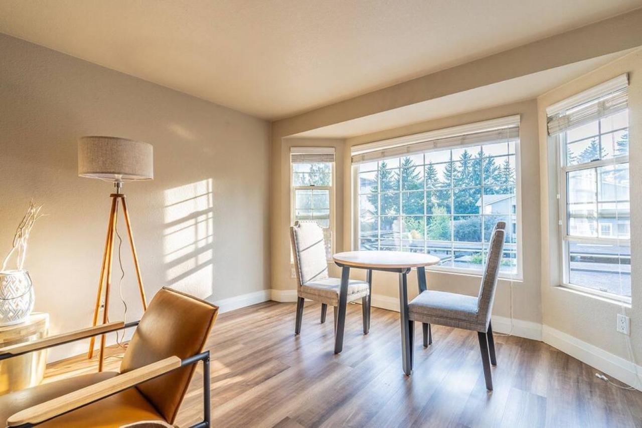 Modern And Spacious Apartment- Gym, Wifi, Free Parking Seattle Exterior photo